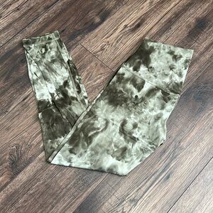 Lululemon Green & Gray Pattern Cropped Leggings